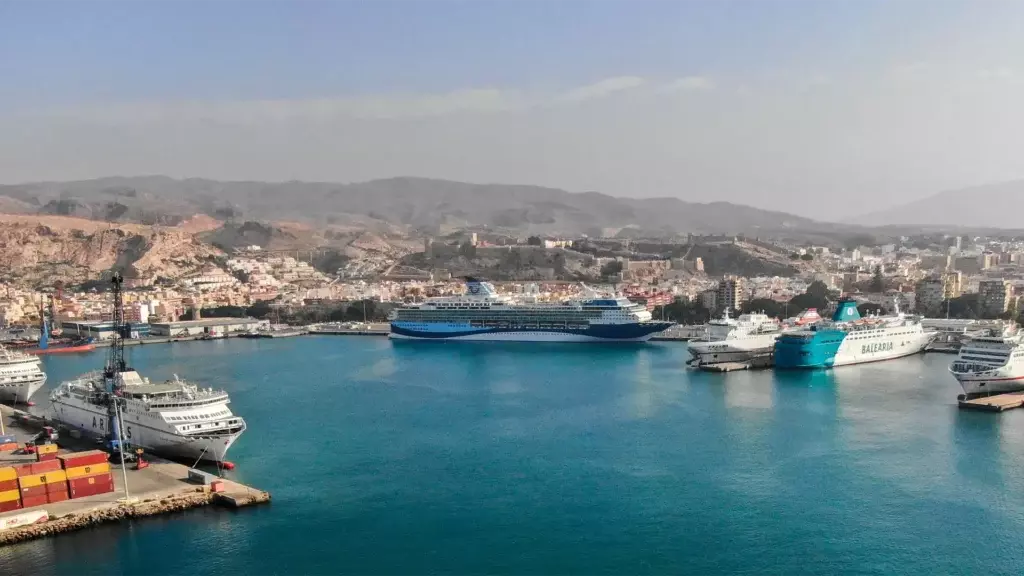 Panorámica del Puerto de Almería resaltando su infraestructura para cruceros