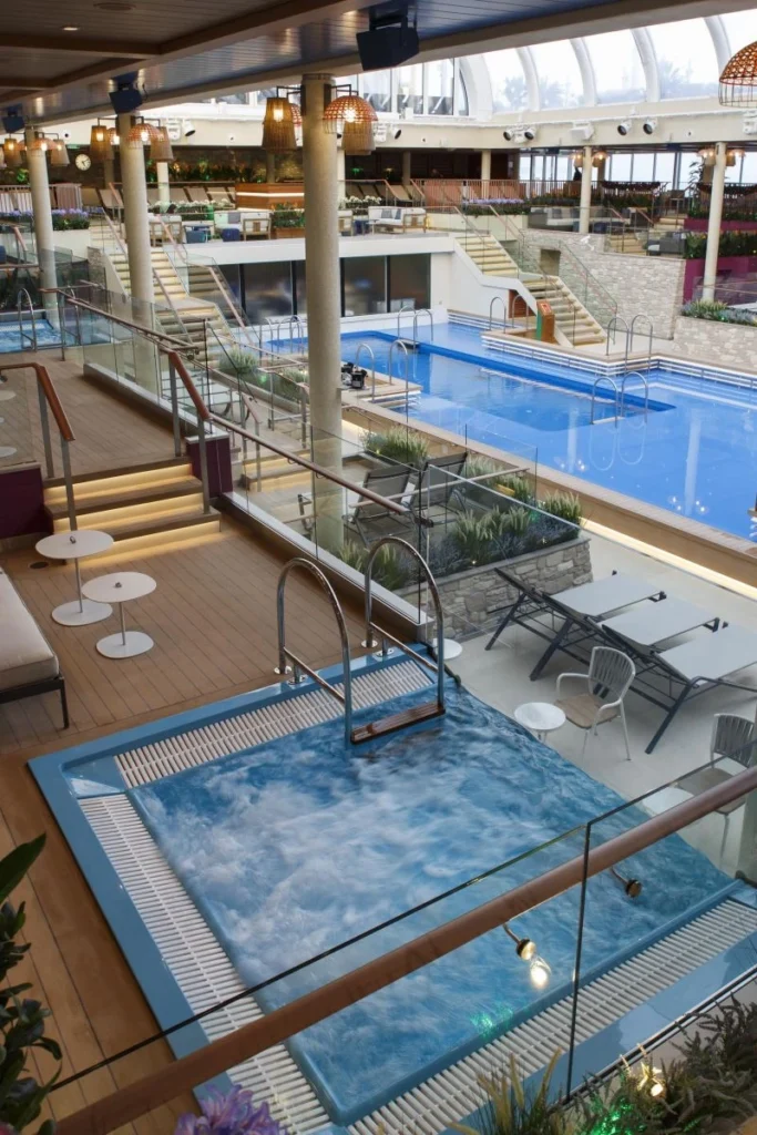 Zona de piscinas y Beach Club interior del Costa Smeralda con diseño multinivel