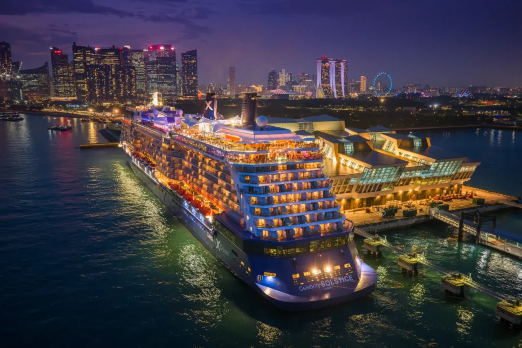 El buque Celebrity Solstice iluminado durante su salida del astillero de Singapur tras la reforma de 2026