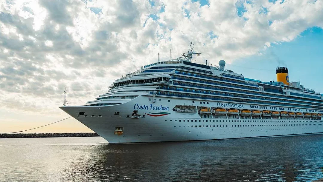 El buque Costa Favolosa atracado en la Terminal de Cruceros Benito Quinquela Martín de Buenos Aires