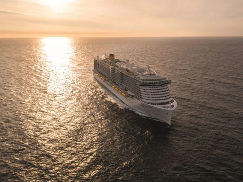Costa Smeralda navegando al atardecer en el Mediterráneo