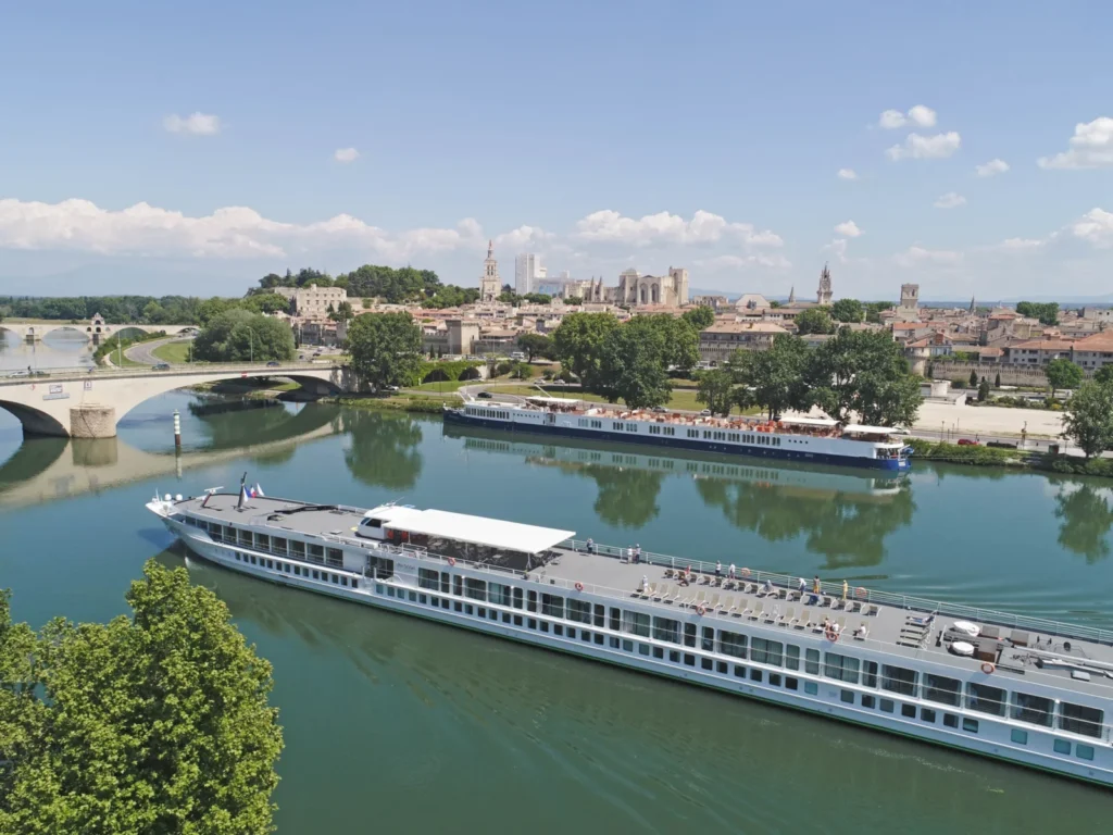 Crucero fluvial navegando por el Ródano, cerca de Avignon