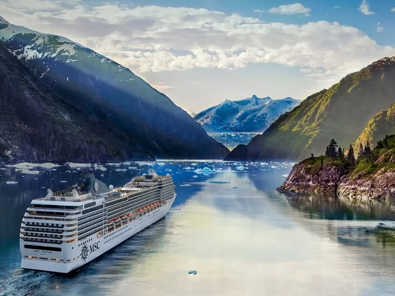 MSC Poesia navegando por Alaska