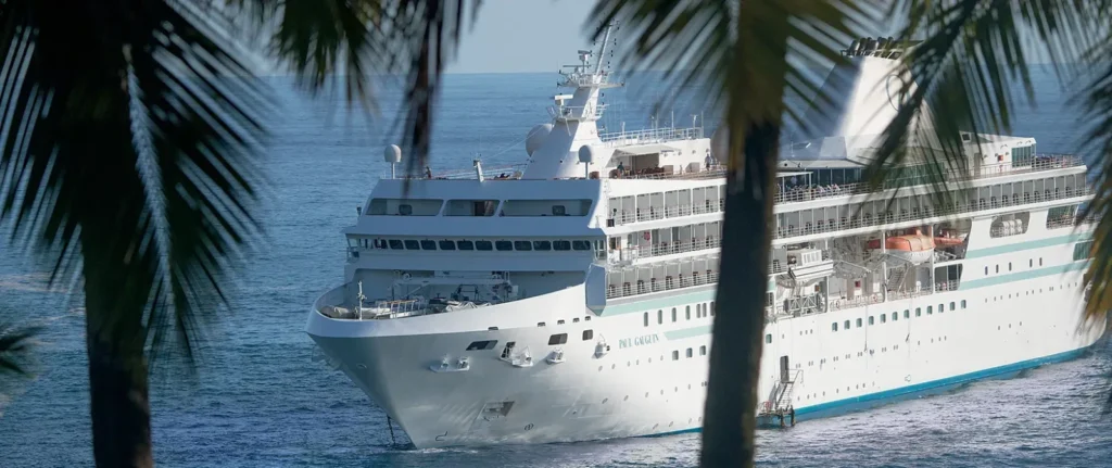 M/S Paul Gauguin navegando en la Polinesia Francesa