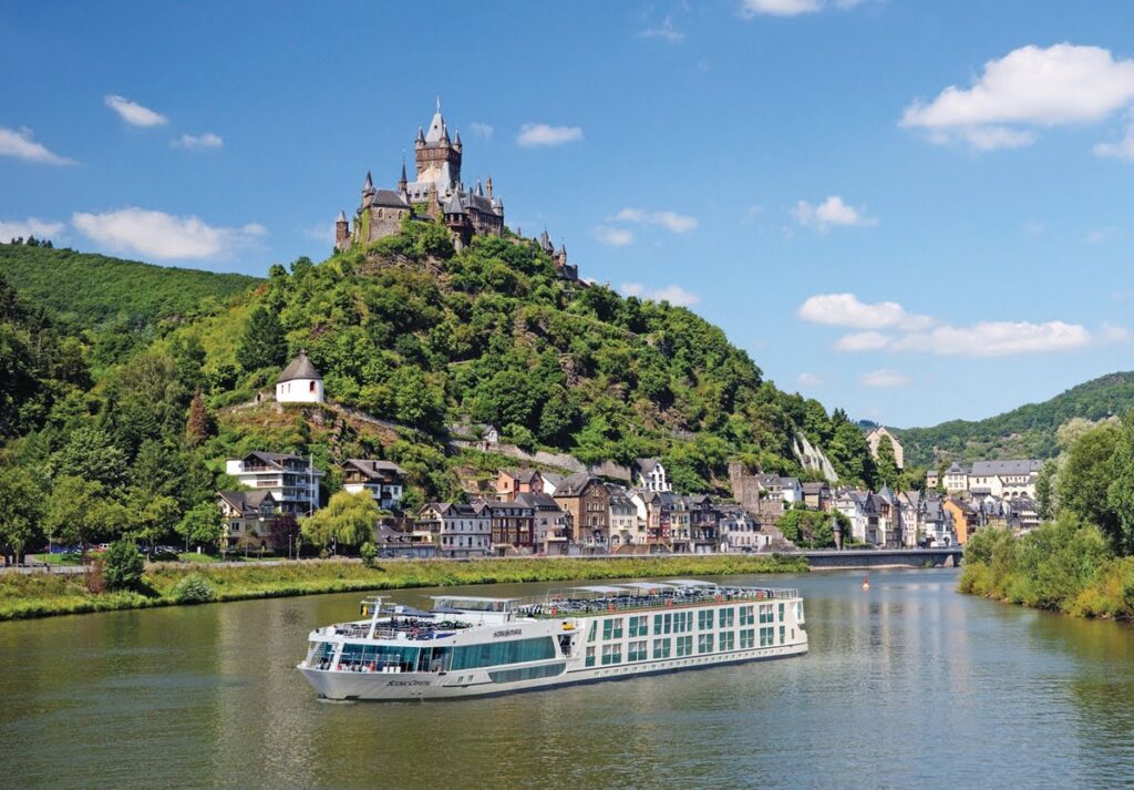 Scenic Crystal navegando cerca de Rüdesheim, río Rhin.