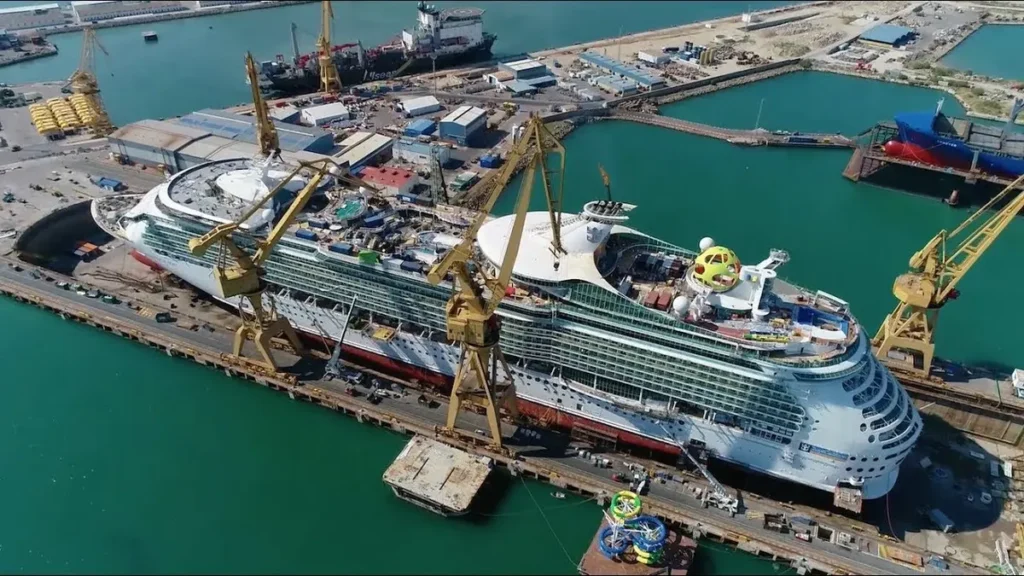 Vista aérea completa del Mariner of the Seas en el dique seco de Grand Bahama para mantenimiento.