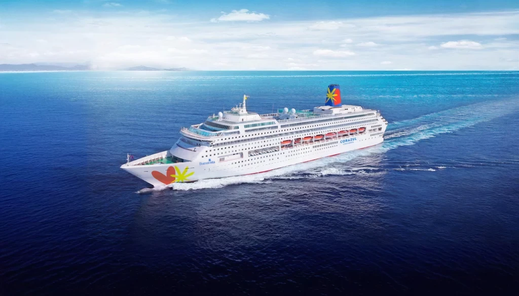 Vista aérea lateral del crucero Buenavista de Corazul Cruceros navegando en mar abierto durante su temporada 2026.