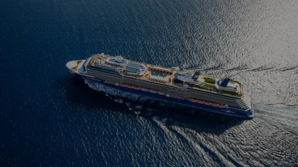 El buque Celebrity Equinox navegando por las costas de Sudamérica durante el crucero de Dave Koz 2026