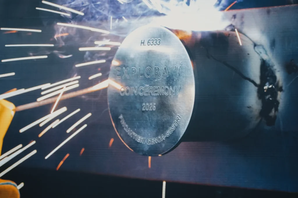 Detalle de la placa conmemorativa de la ceremonia de la moneda del buque Explora V con la fecha de marzo de 2026 y el número de casco 6333