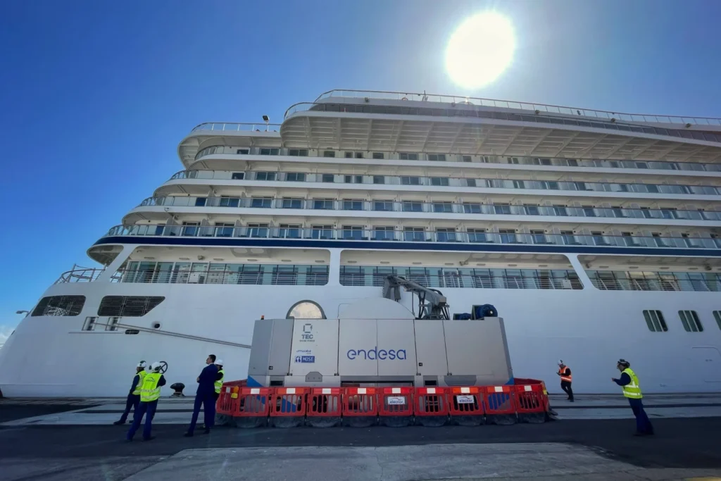 Sistema de conexión eléctrica OPS en el Puerto de Cádiz con el crucero Viking Saturn conectado a puerto