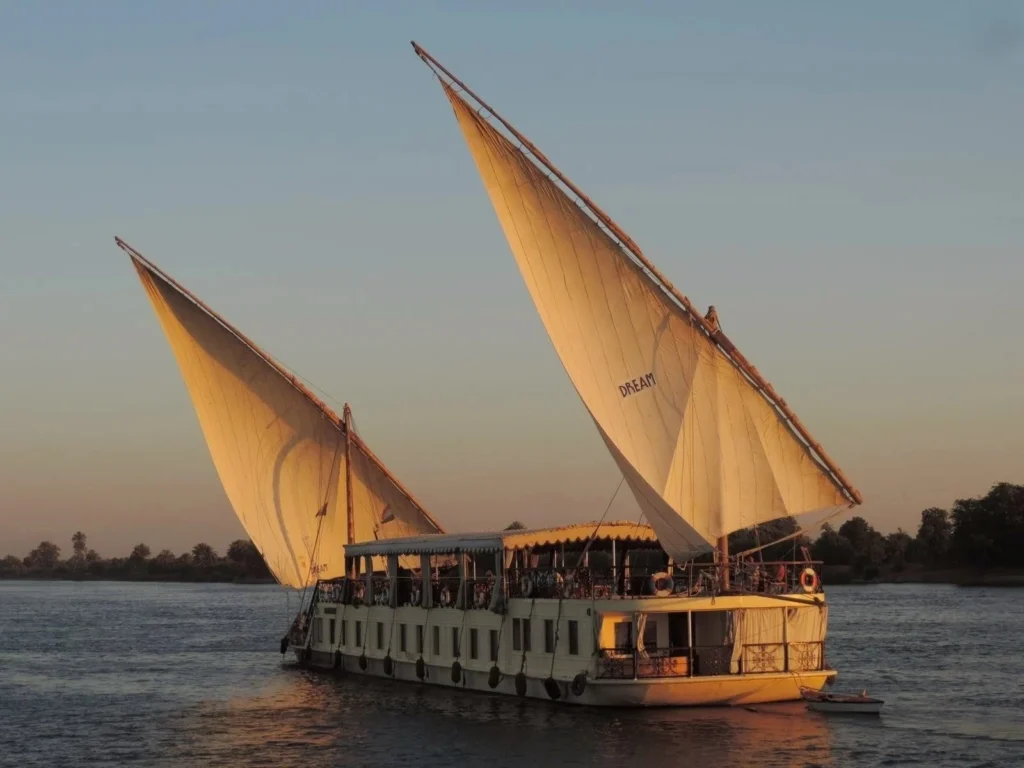 Dahabiya navegando por el Nilo al atardecer