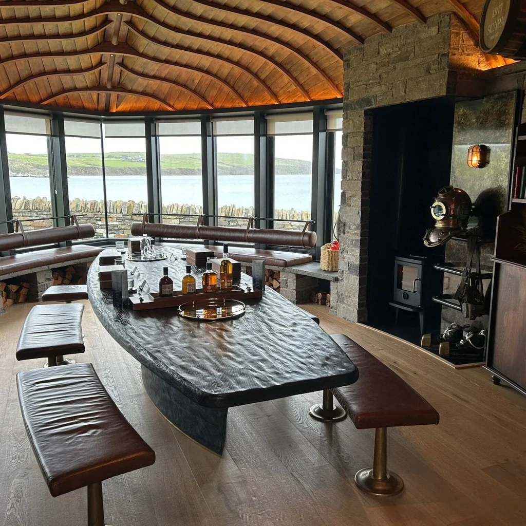 Interior de la destilería tradicional Scapa en las Islas Orcadas