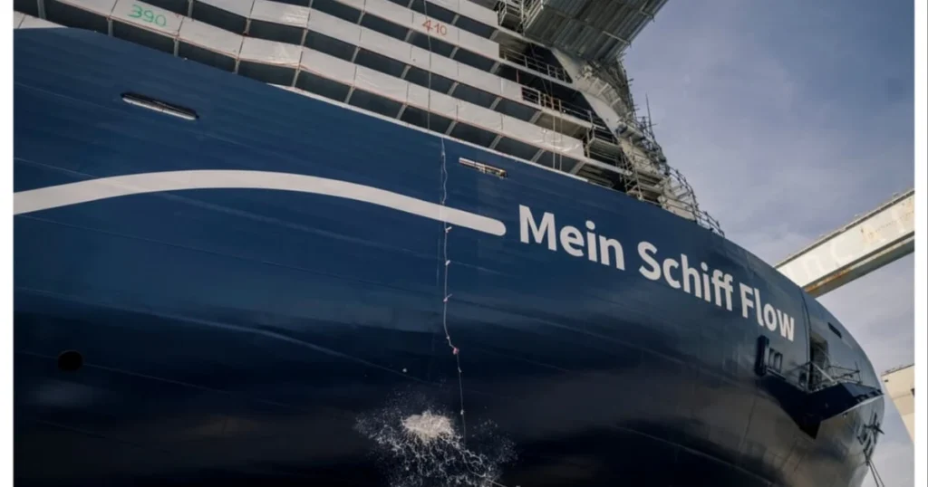Primer plano del nombre Mein Schiff Flow serigrafiado en el casco de la nueva unidad de la clase InTUItion.