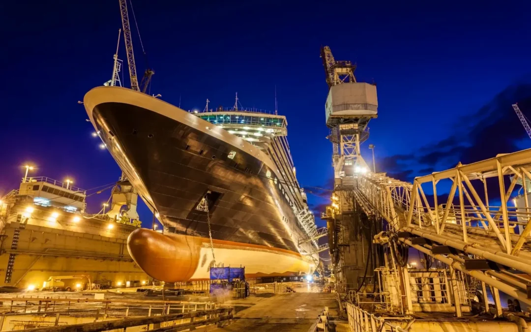 Un gran buque de crucero elevado en dique seco para trabajos de mantenimiento estructural