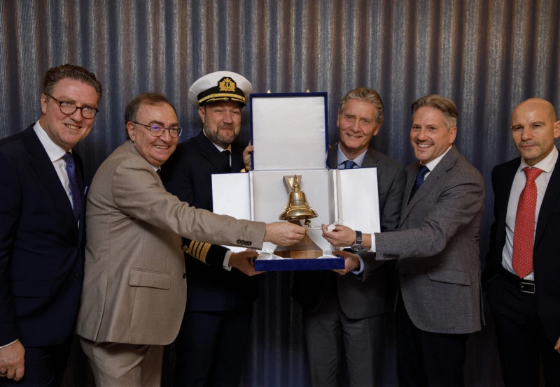 Ceremonia tradicional de entrega de la campana del barco con oficiales y directivos