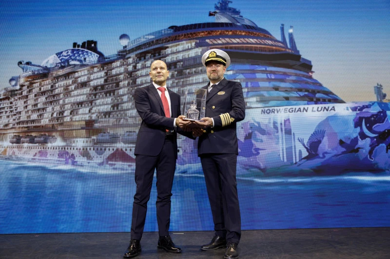 Directivos de NCL y Fincantieri durante la firma oficial de entrega del Norwegian Luna en Italia