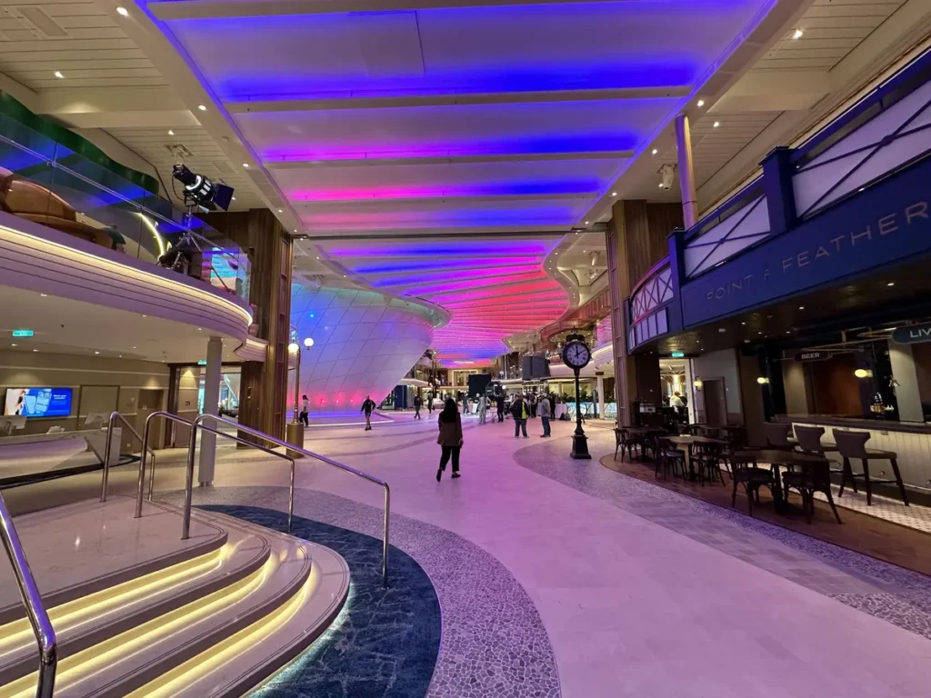 Royal Promenade a bordo del Icon of the Seas