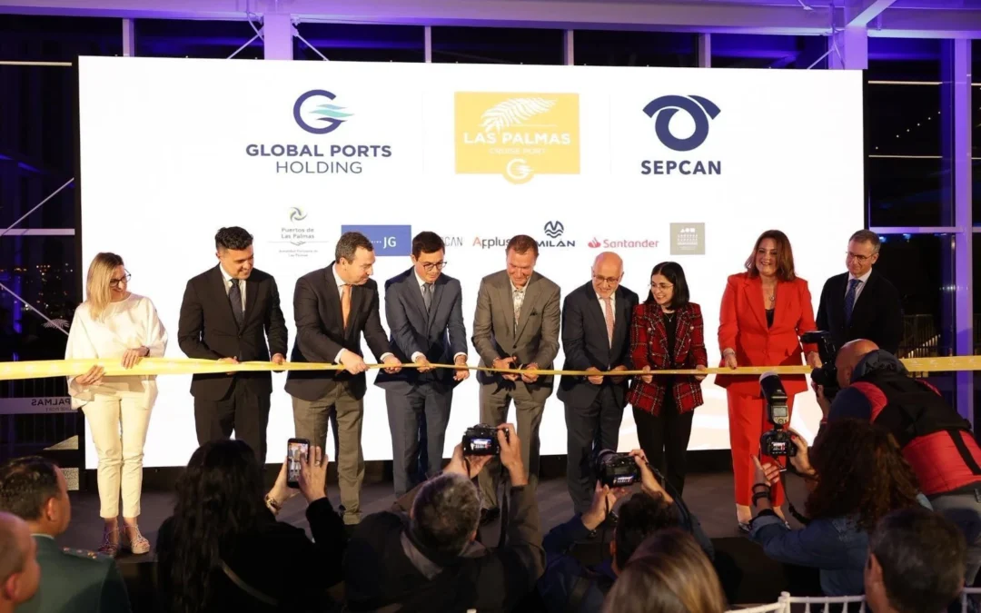 Autoridades y directivos de Global Ports Holding cortando la cinta inaugural de la nueva terminal de cruceros de Las Palmas de Gran Canaria.