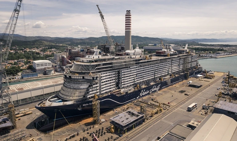 Vista aérea del Mein Schiff Flow durante su fase final de armamento en el astillero de Fincantieri en Italia.