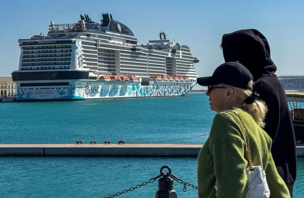 MSC Euribia en Port Rashid, Dubái, debido al bloqueo del Golfo Pérsico
