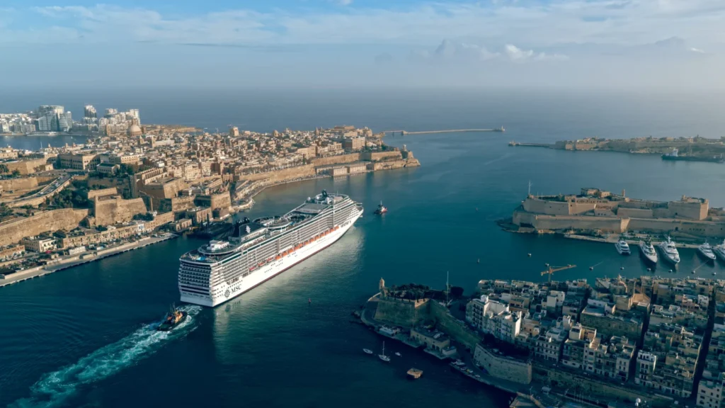 El buque MSC Splendida abandonando el astillero Palumbo Malta tras sus trabajos de renovación técnica