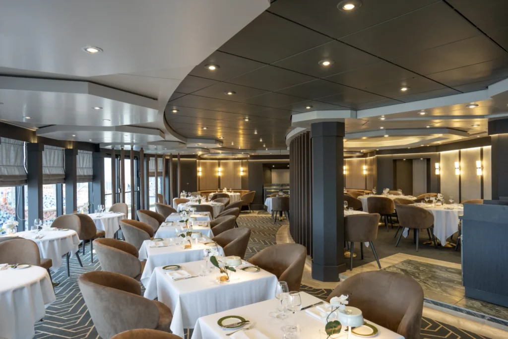 Interior del nuevo restaurante MSC Yacht Club a bordo de MSC Splendida con diseño contemporáneo y vistas panorámicas