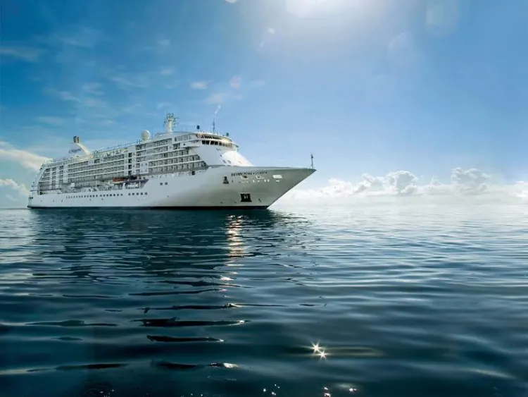 Seven Seas Grandeur navegando en aguas claras