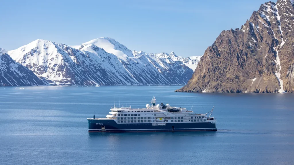 El buque de expedición SH Diana de Swan Hellenic navegando entre icebergs en la Antártida