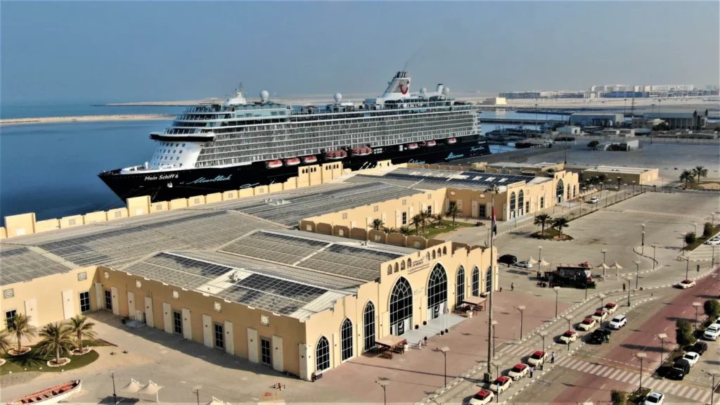 Crucero Mein Schiff de TUI Cruises atracado frente a la terminal de cruceros de Dubái (Mina Rashid) en los Emiratos Árabes Unidos.