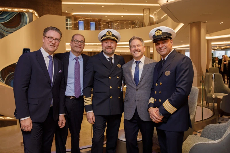 El capitán del Norwegian Luna junto a directivos de NCL tras la entrega del buque
