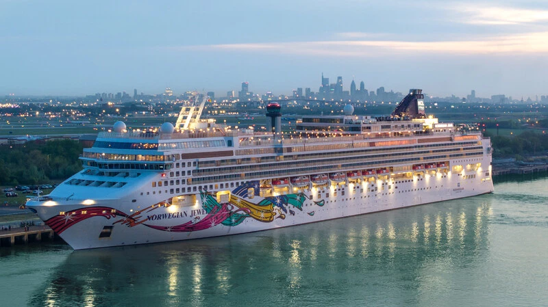 El buque Norwegian Jewel atracado frente al skyline de Philadelphia durante su llegada inaugural