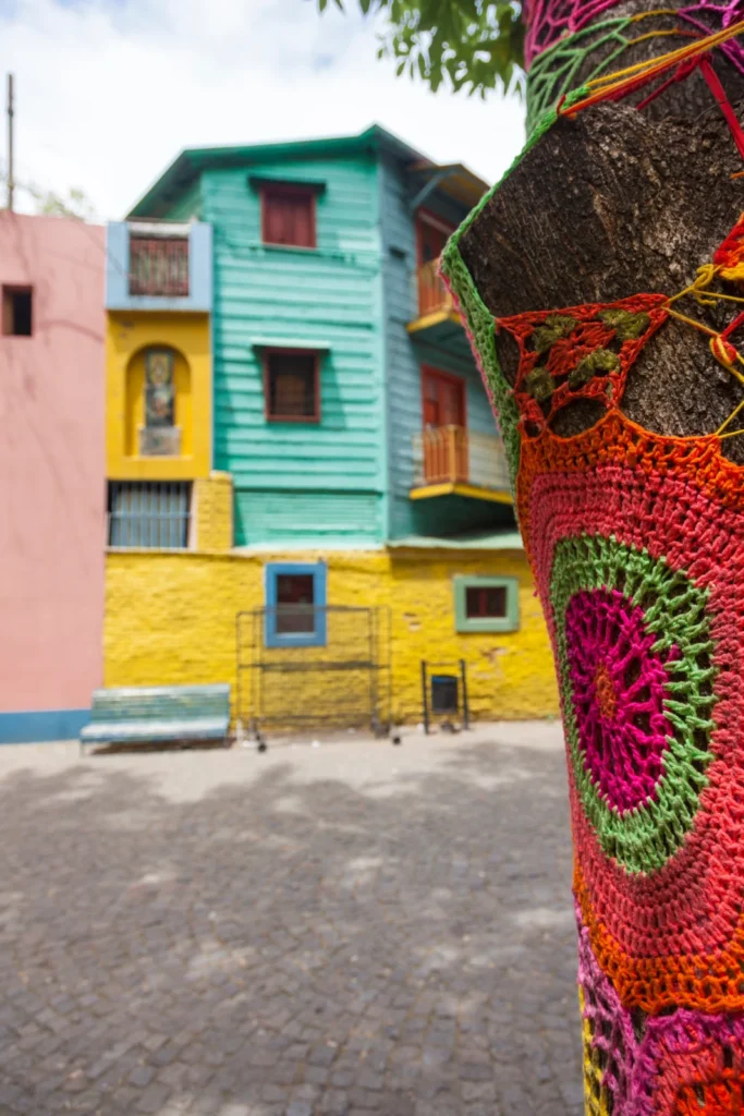 Detalle de las casas coloridas y arte callejero en Caminito, barrio de La Boca, Buenos Aires