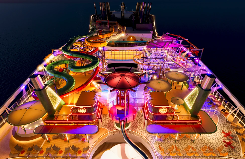 Cubierta superior nocturna del MSC World Asia con iluminación LED y toboganes