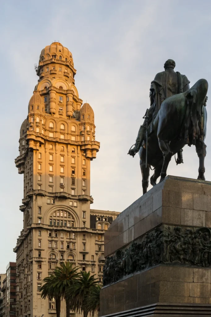 Fachada histórica del Palacio Salvo en Montevideo, parada clave en los itinerarios de MSC
