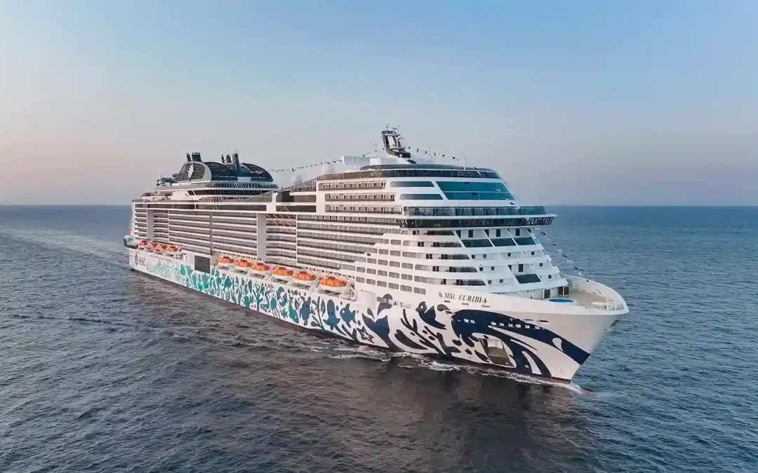 Vista lateral del crucero MSC Euribia navegando, destacando el icónico diseño artístico de su casco azul "Save the Sea" de Alex Flämig.
