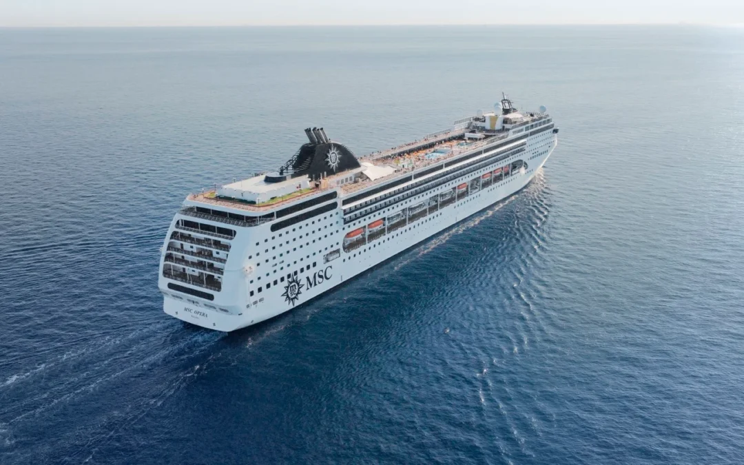 El buque MSC Opera navegando por aguas cristalinas del Caribe hacia Isla Catalina