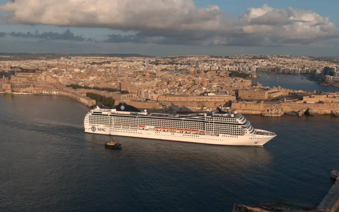 El crucero MSC Poesia abandonando los astilleros Palumbo en Malta tras su renovación