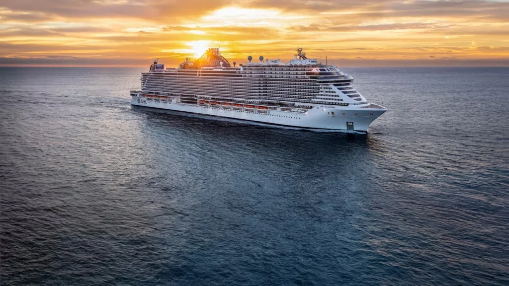 Vista lateral del crucero MSC Seashore navegando en mar abierto durante el atardecer, destacando su arquitectura diseñada para climas cálidos.