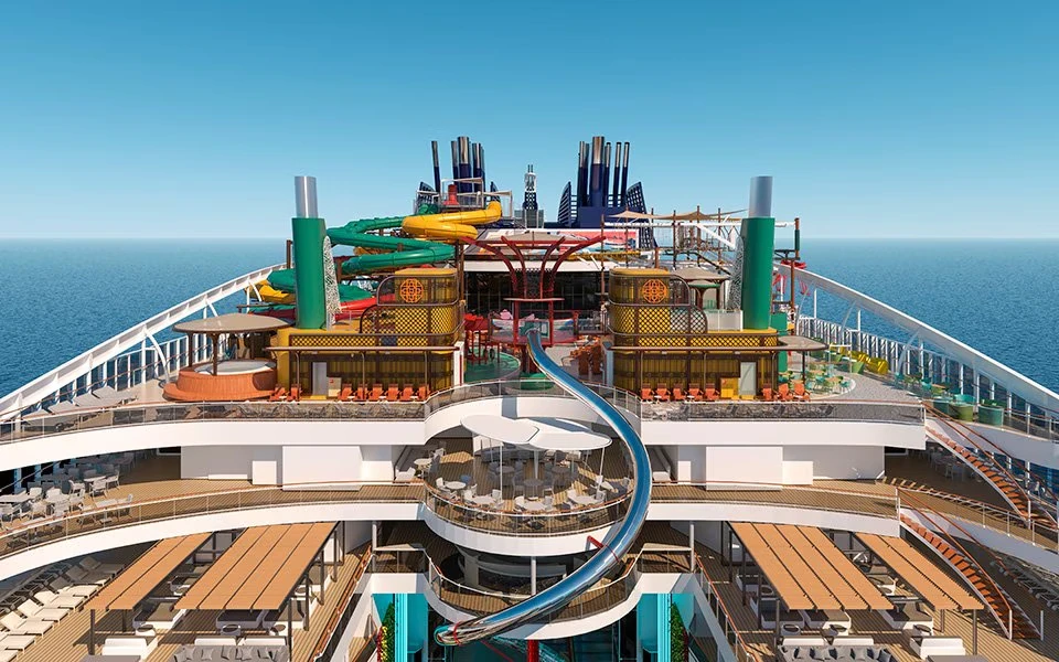 Render de la cubierta superior "The Harbour" en el MSC World Asia, mostrando toboganes acuáticos, el tobogán seco Venom Drop y áreas de descanso.