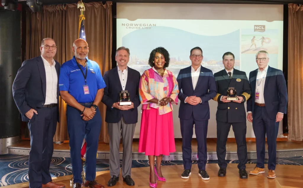 Ceremonia oficial del regreso de Norwegian Cruise Line a Filadelfia, con autoridades de Pensilvania y directivos de NCL posando a bordo del Norwegian Jewel