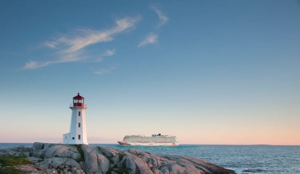 Faro histórico de Peggy's Cove al atardecer en Nueva Escocia, Canadá, escala emblemática de los itinerarios de otoño del Norwegian Jewel desde Filadelfia