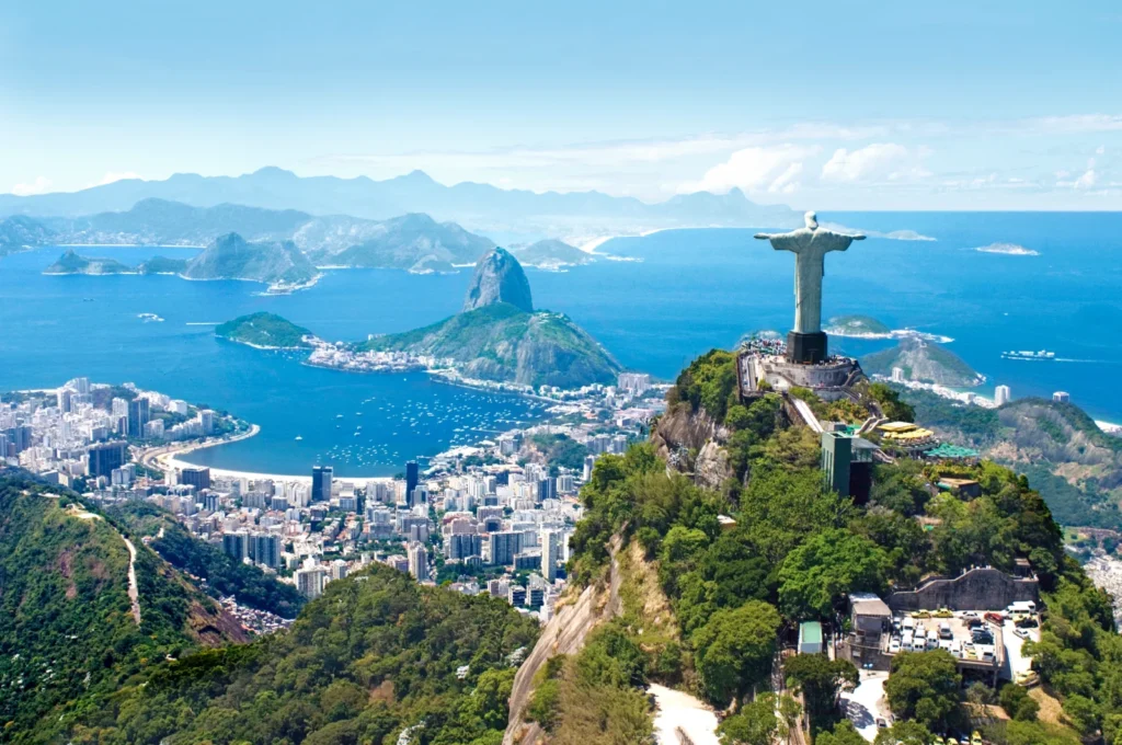 Vista aérea de Río de Janeiro con el Cristo Redentor y el Pan de Azúcar al fondo