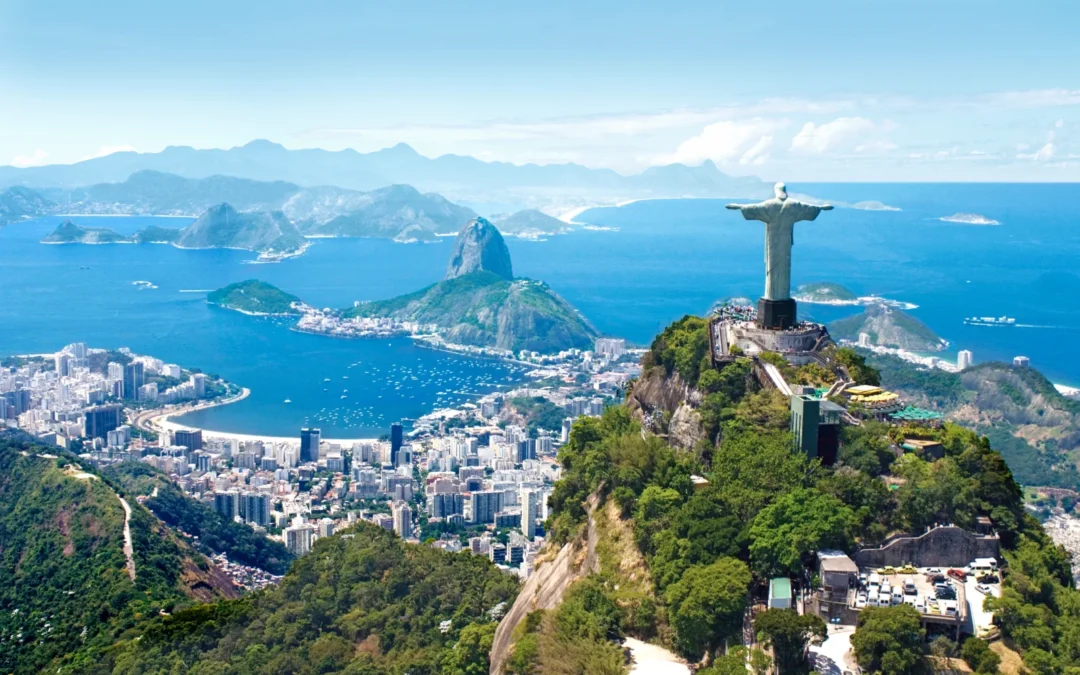 Vista aérea de Río de Janeiro con el Cristo Redentor y el Pan de Azúcar al fondo