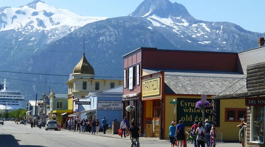calle historica de skagway rodeada de edificios antiguos y montanas