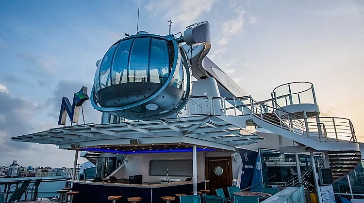 capsula north star de royal caribbean elevada sobre la cubierta al atardecer
