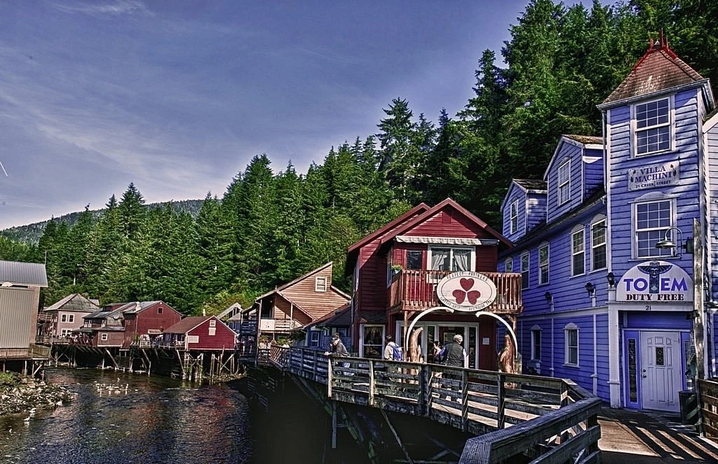 casas de madera sobre palafitos en la historica creek street de ketchikan