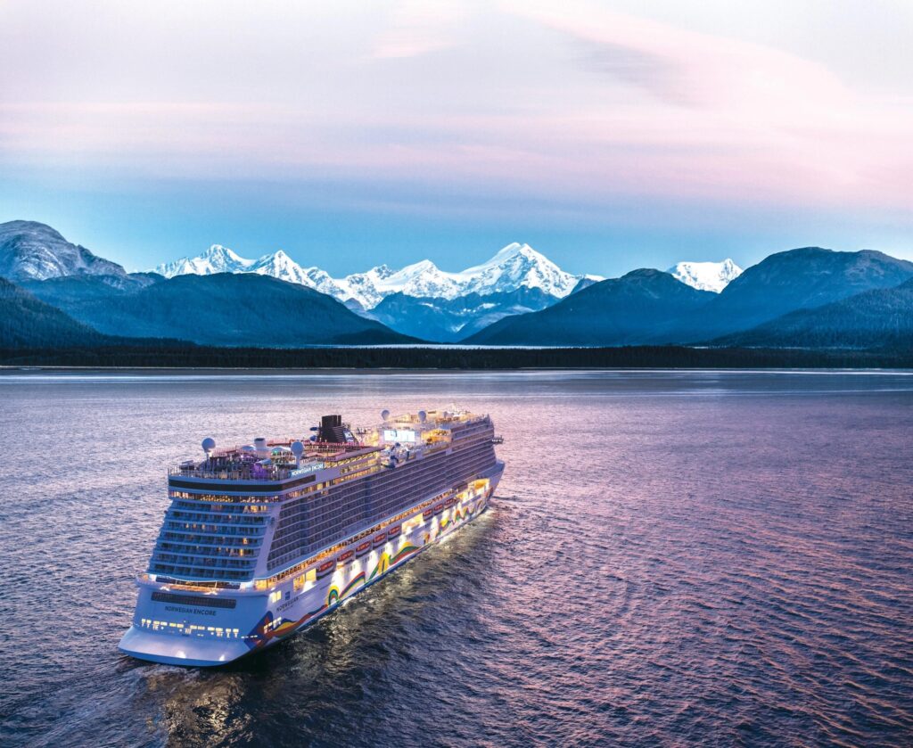 crucero norwegian encore navegando entre montanas nevadas de alaska