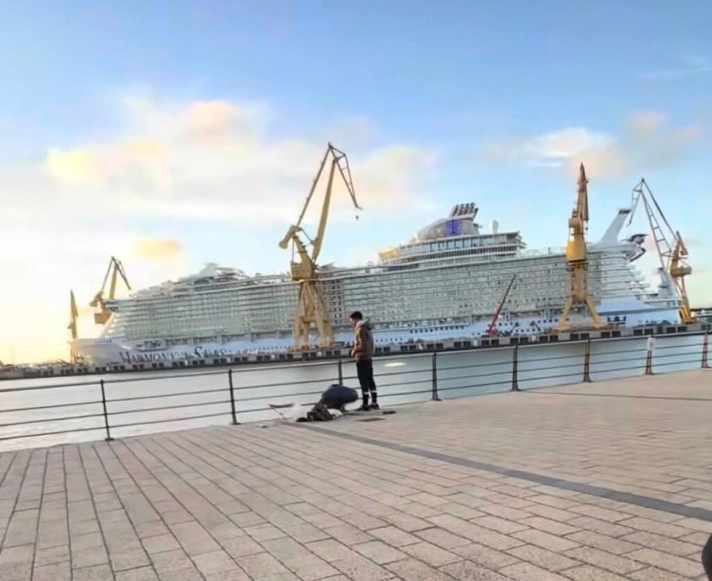 el crucero harmony of the seas atracado en el muelle de mantenimiento