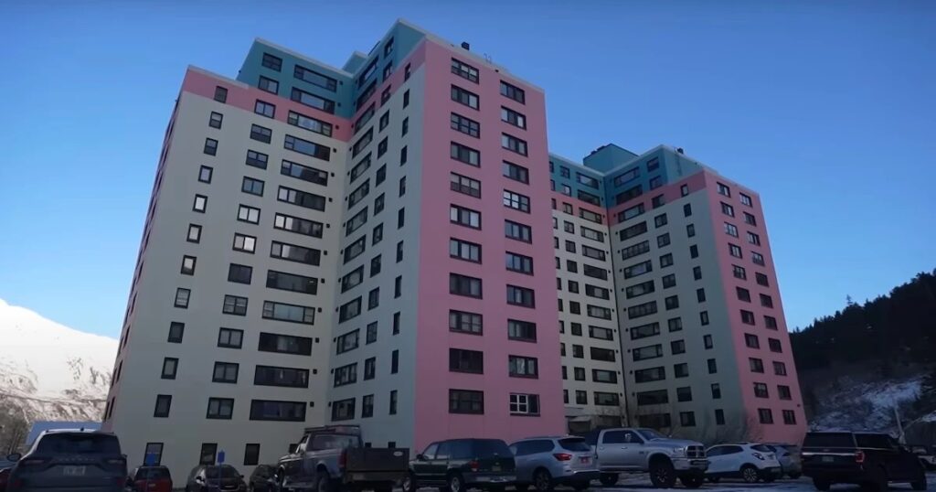 el edificio begich towers donde reside la poblacion de whittier en alaska