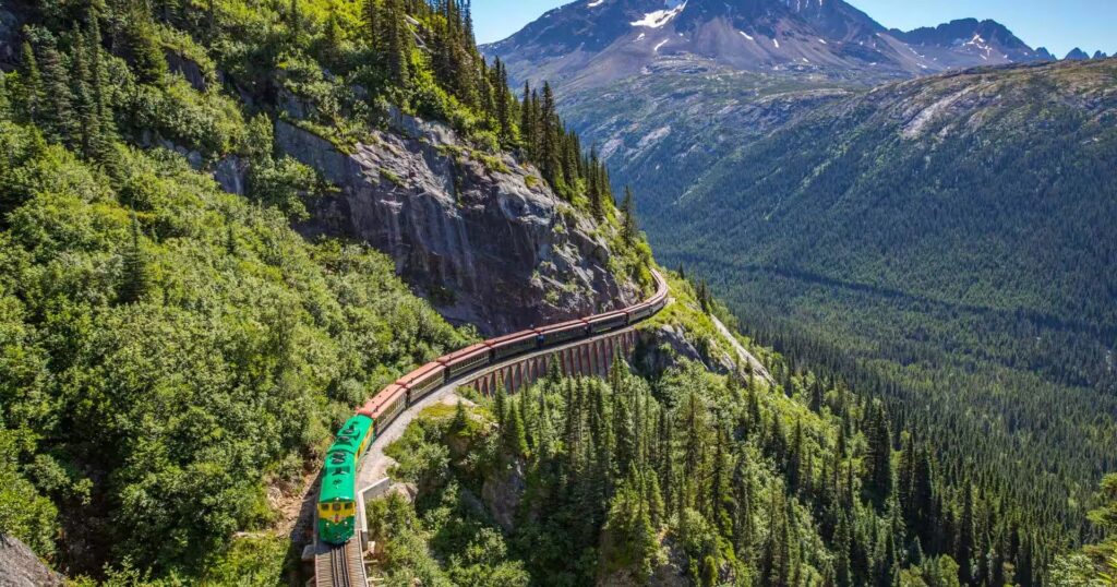 el historico tren white pass cruzando un puente en el canon de skagway